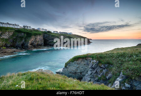 Sonnenuntergang am Port Gaverne an der kornischen Küste, mit Blick über das Wasser zu nahe gelegenen Port Isaac Stockfoto