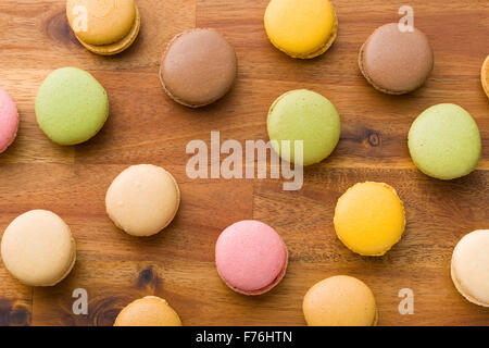 leckere bunte Macarons auf Holztisch Stockfoto