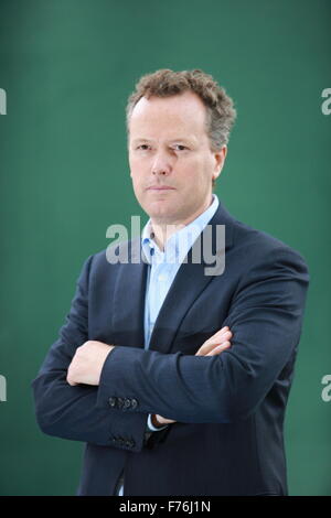 Ein Porträt von Edward St Aubyn in Charlotte Square Gardens während des Edinburgh Buch-Festival. Stockfoto