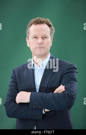 Ein Porträt von Edward St Aubyn in Charlotte Square Gardens während des Edinburgh Buch-Festival. Stockfoto