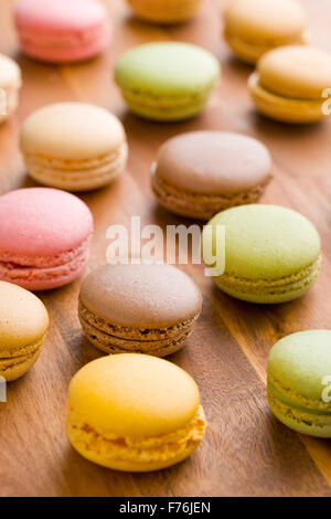 leckere bunte Macarons auf Holztisch Stockfoto