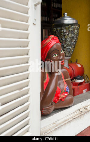 Lächelnde Brasilianerin bunte Namoradeira Figur im Fenster im Stadtteil Santa Teresa, Rio De Janeiro, Brasilien Stockfoto