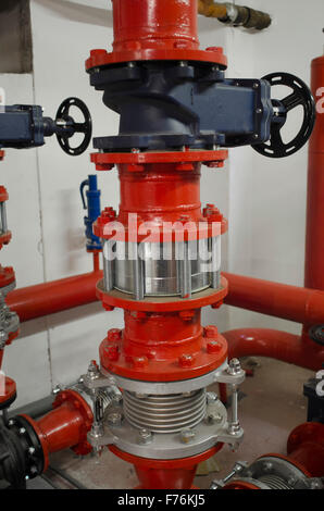 Nahaufnahme von Armaturen und Rohrleitungen in Industrieanlagen Stockfoto