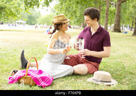 junges Paar im Park ein Picknick Stockfoto