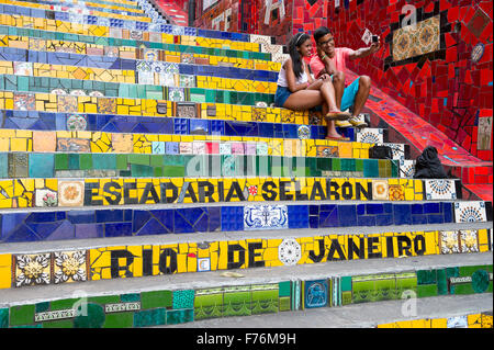 RIO DE JANEIRO, Brasilien - 23. Oktober 2015: Junges Paar nehmen ein Selbstporträt auf buntes Mosaikfliesen Escadaria Selaron Schritte. Stockfoto