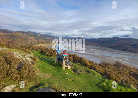 Erwachsene männliche und weibliche Blick flussaufwärts Mawddach in Richtung Ortszentrum aus dem Panorama Fuß in der Nähe von Barmouth. Stockfoto