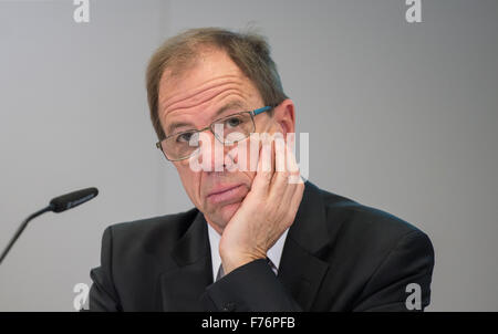 Neubiberg, Deutschland. 26. November 2015. Reinhard Ploss, CEO von Infineon, nimmt Fragen auf der Jahrespressekonferenz Infineon am Firmensitz in Neubiberg, Deutschland, 26. November 2015. Die Halbleiter-Hersteller kündigt seinen Jahreszahlen. Foto: MATTHIAS BALK/Dpa/Alamy Live-Nachrichten Stockfoto