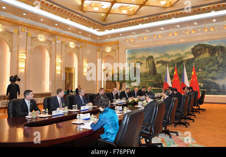 Peking, China. 26. November 2015. Der tschechische Ministerpräsident Bohuslav Sobotka (Fünfter in der Rückenlinie) und chinesischen Staatspräsidenten Xi Jinping (Rücken vierter von links) treffen sich in Peking, China, am 26. November 2015. © Tereza Supova/CTK Foto/Alamy Live-Nachrichten Stockfoto