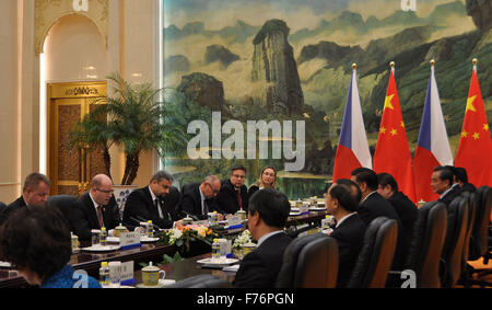 Peking, China. 26. November 2015. Der tschechische Ministerpräsident Bohuslav Sobotka (zweiter von links in der Rückenlinie) und chinesischen Staatspräsidenten Xi Jinping (Rücken vierter von links) treffen sich in Peking, China, am 26. November 2015. © Tereza Supova/CTK Foto/Alamy Live-Nachrichten Stockfoto