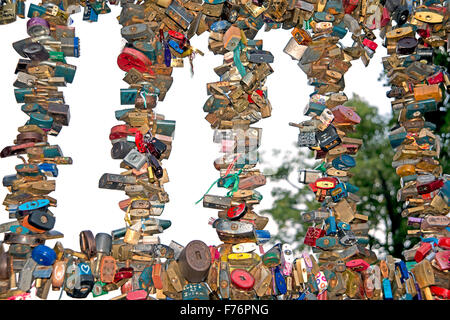 Prag, Tschechische Republik - 22. Juli 2015: Liebe sperrt in Prag. Die Schlösser sind auf einer kleinen Fußgängerbrücke in der Mala Strana dist Stockfoto