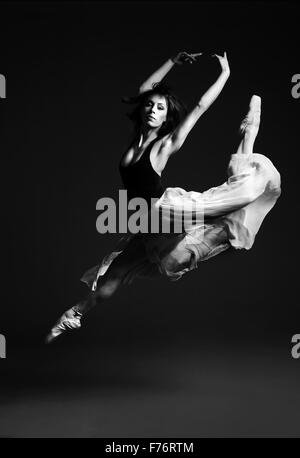 Ballett-Tänzerin im markanten fliegenden Pose, schwarz / weiß Bild Stockfoto