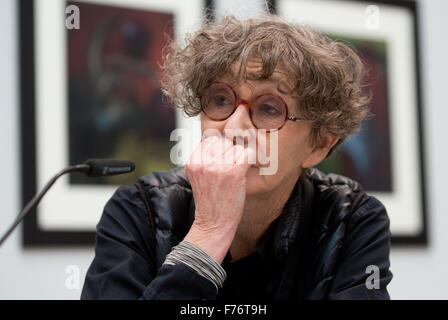 Hamburg, Deutschland. 26. November 2015. Französische Fotografin Sarah Moon bietet eine Pressekonferenz zu ihrer Ausstellung in den Deichtorhallen Kunstzentrum in Hamburg, Deutschland, 26. November 2015. Mit über 350 Stücke, "Sarah Moon - hin und wieder" ist die erste umfassende Retrospektive des Fotografen, die von 27. November 2015 bis 21. Februar 2016 gesehen werden kann. Foto: AXEL HEIMKEN/Dpa/Alamy Live News Stockfoto