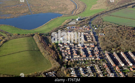 Luftaufnahme von neuen Wohnungen gebaut Stadtrand auf dem grünen Land, UK Stockfoto