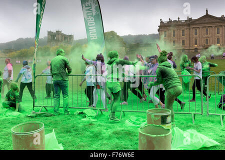 Läufer mit Farbstoff auf sie geworfen, während Renn-Event in Derbyshire, England Stockfoto