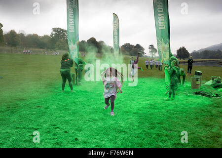 Läufer mit Farbstoff auf sie geworfen, während Renn-Event in Derbyshire, England Stockfoto