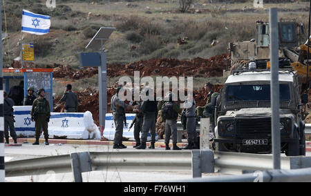 (151126)--NABLUS, 26. November 2015 (Xinhua)--israelische Soldaten Wache stehen bei einer israelischen Checkpoint wo ein Messer-Angriff in der Nähe von West Bank Stadt von Nablus, am 26. November 2015 stattfand. Eine palästinensische, israelische Polizisten im nördlichen Westjordanland zu erstechen versucht aber war tot, bevor jemand zu Schaden erschossen, sagte die israelische Polizei. (Xinhua/Ayman Nobani) (Azp) Stockfoto