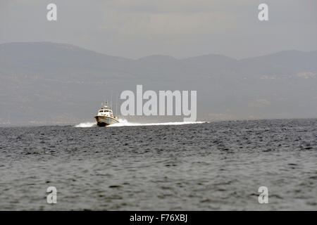 Griechische Küstenwache Untergang Schlauchboote voller Flüchtlinge suchen Stockfoto