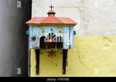 Typische griechische Altar auf bunte Wand Stockfoto