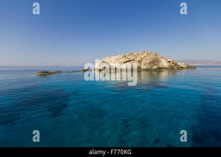 Rock im seichten türkisblauen Wasser, Kykladen, Griechenland Stockfoto