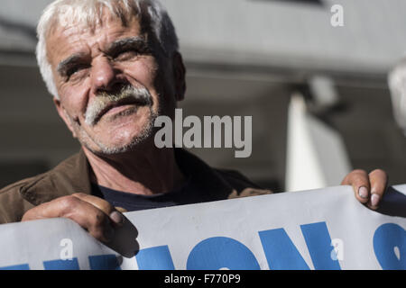 Athen, Griechenland. 26. November 2015. Rentner halten Banner, wie sie gegen die Kürzungen zu protestieren. Rentner inszenierte eine Demonstration über Rentenkürzungen und sich verschlechternden Gesundheitsdienstleistungen zu protestieren. 26. November 2015. Bildnachweis: Nikolas Georgiou/ZUMA Draht/Alamy Live-Nachrichten Stockfoto