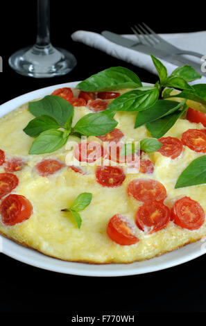 Caprese-Omelett mit Mozzarella, Tomaten und Basilikum Stockfoto