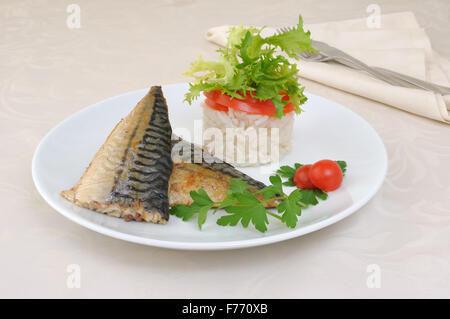 Gebackene Makrele mit Reis unter Gemüse Stockfoto