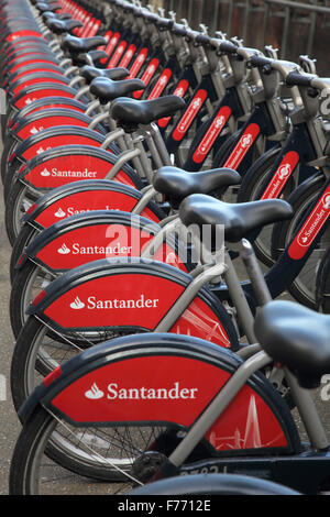 Santander gesponserten Fahrräder zu mieten bei Waterloo Station London Stockfoto