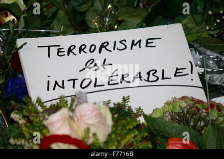 "Terrorisme est unerträglich" - Trauerbekundungen Und Kondolenzbotschaften Vor der Franzoesischen Beschaffenheit Nach Den Islamistisch Stockfoto