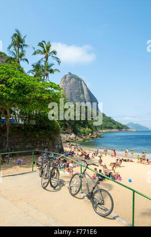 RIO DE JANEIRO, Brasilien - 20. Oktober 2015: Fahrräder stehen Praia Vermelha Red Beach am Eingang geparkt. Stockfoto