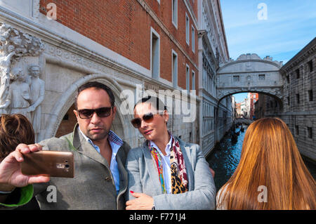 Touristen fotografieren Selfie in Venedig, Italien Stockfoto