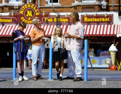 Eine Familie, Essen zum Mitnehmen Fisch n' Chips. England. UK Stockfoto