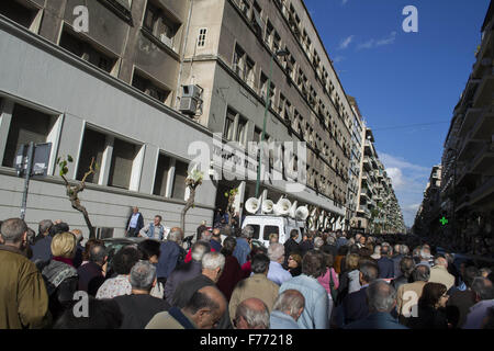 Athen, Griechenland. 26. November 2015. Rentner halten Banner außerhalb des Gesundheitsministeriums, wie sie gegen die Kürzungen zu protestieren. Rentner inszenierte eine Demonstration über Rentenkürzungen und sich verschlechternden Gesundheitsdienstleistungen zu protestieren. 26. November 2015. Bildnachweis: Nikolas Georgiou/ZUMA Draht/Alamy Live-Nachrichten Stockfoto