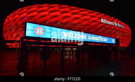 München, Deutschland. 25. November 2015. Eine Anzeigetafel über dem Eingang in die Allianz Arena liest "Willkommen Goodyear" in München, Deutschland, 25. November 2015. Der Reifenhersteller ist der neue "Platin" Sponsor des Fußballvereins FC Bayern München. Foto: PETER KNEFFEL/DPA/Alamy Live-Nachrichten Stockfoto