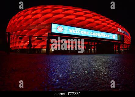 München, Deutschland. 25. November 2015. Eine Anzeigetafel über dem Eingang in die Allianz Arena liest "Willkommen Goodyear" in München, Deutschland, 25. November 2015. Der Reifenhersteller ist der neue "Platin" Sponsor des Fußballvereins FC Bayern München. Foto: PETER KNEFFEL/DPA/Alamy Live-Nachrichten Stockfoto