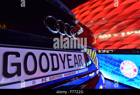 München, Deutschland. 25. November 2015. Der Schriftzug "Goodyear" erscheint auf dem Nummernschild einen Audi, außerhalb der Allianz Arena in München, Deutschland, 25. November 2015. Der Reifenhersteller ist der neue "Platin" Sponsor des Fußballvereins FC Bayern München. Foto: PETER KNEFFEL/DPA/Alamy Live-Nachrichten Stockfoto