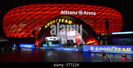 München, Deutschland. 25. November 2015. Der Schriftzug "Goodyear" befindet sich eine übergroße Bereich des Reifens über eine Bühne außerhalb der Allianz Arena in München, Deutschland, 25. November 2015. Der Reifenhersteller ist der neue "Platin" Sponsor des Fußballvereins FC Bayern München. Foto: PETER KNEFFEL/DPA/Alamy Live-Nachrichten Stockfoto