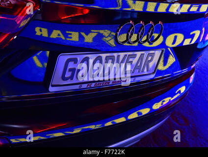 München, Deutschland. 25. November 2015. Der Schriftzug "Goodyear" erscheint auf dem Nummernschild einen Audi, außerhalb der Allianz Arena in München, Deutschland, 25. November 2015. Der Reifenhersteller ist der neue "Platin" Sponsor des Fußballvereins FC Bayern München. Foto: PETER KNEFFEL/DPA/Alamy Live-Nachrichten Stockfoto