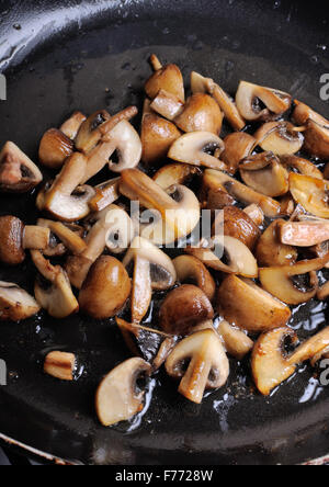 Fried in Scheiben geschnittenen Champignons in Butter in einer Pfanne erhitzen. Für Schritt für Schritt Rezept Stockfoto