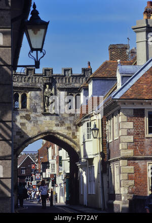 Dom und Hohe Straße Tor. Salisbury. Wiltshire. England. Großbritannien Stockfoto