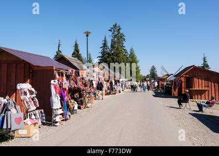 Stände mit Souvenirs entlang der Straße am Berg Gubałówka, Zakopane, Tatra County, Polen, Europa Stockfoto