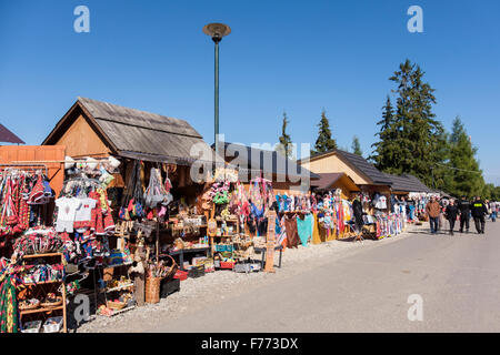 Stände mit Souvenirs entlang der Straße am Berg Gubałówka, Zakopane, Tatra County, Polen, Europa Stockfoto