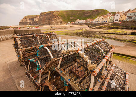 Malerische Aussicht auf Staithes Küstenfischerei Dorf in North Yorkshire, England mit Hafen, Häuser und Hummer Töpfe Stockfoto