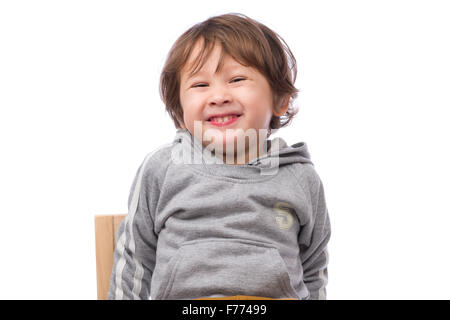 Ein netter 3 jährige Junge mit einem glücklichen Ausdruck auf weißem Hintergrund. Stockfoto