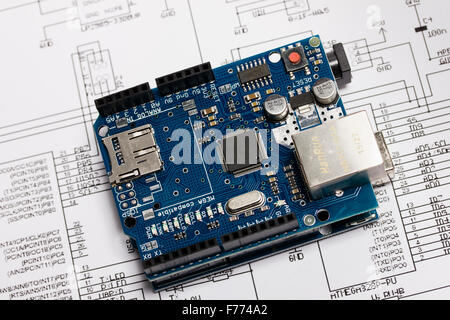 Arduino Uno-Mikrocontroller-Board mit Ethernet shield Stockfoto