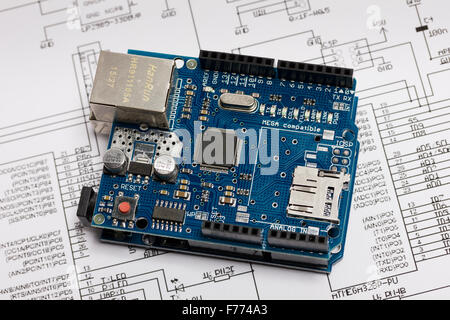 Arduino Uno-Mikrocontroller-Board mit Ethernet shield Stockfoto