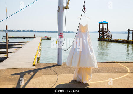Brautkleid hängen von einem Bootshaken in einer Marina in Oregon. Stockfoto