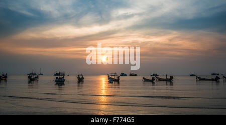 Long-Tail-Boote im Meer bei Sonnenuntergang, Insel Koh Tao, Golf von Thailand, Thailand Stockfoto