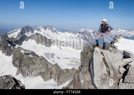 Bergsteiger auf Schwarzenstein Gipfelgrat, Turnerkamp und Möseler hinter Zillertaler Alpen, Südtirol, Trentino-Alto Adige Stockfoto