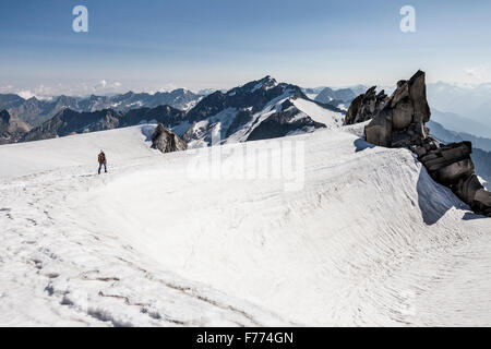 Bergsteiger am Gipfelgrat Schwarzenstein, Löffler hinter Zillertaler Alpen, Südtirol, Trentino-Alto Adige, Italien Stockfoto