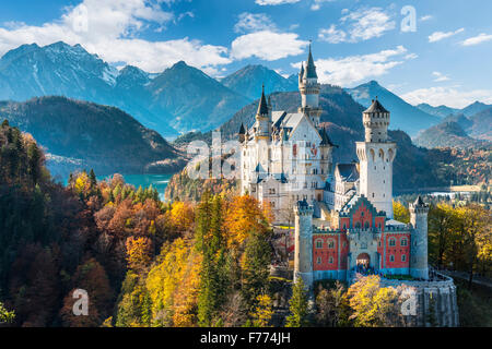 Das Schloss Neuschwanstein im Herbst, Alpsee hinter Schwangau, Ostallgäu, Allgäu, Swabia, Upper Bavaria, Bavaria, Germany Stockfoto